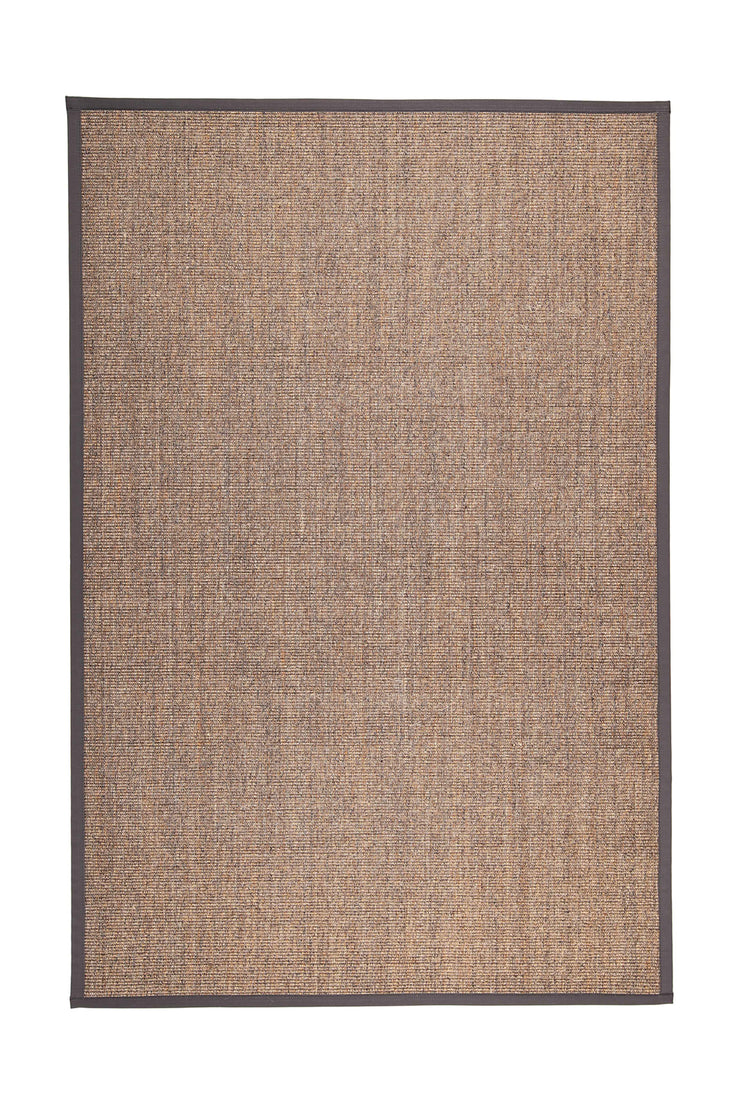 Sisal-matto harmaanruskeana.