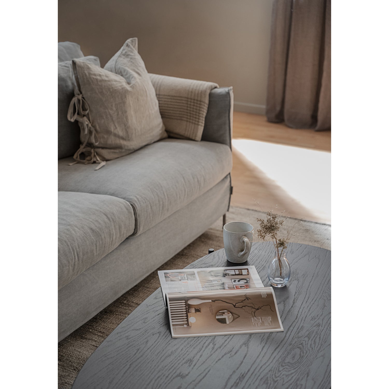 Musta Skye-sohvapöytä ovaali.