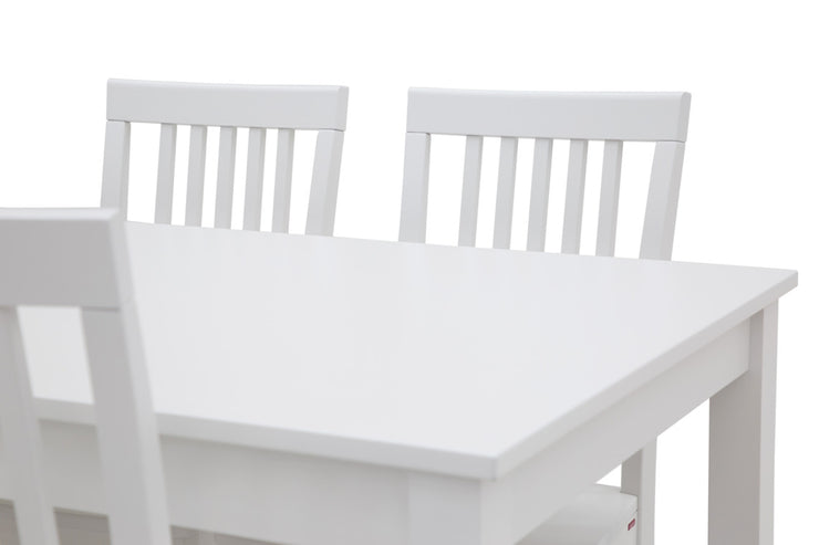 Valkoinen Sonja-ruokaryhmä 120 x 80 cm. Pöytää voi jatkaa keskeltä 40 cm jatkopalalla.