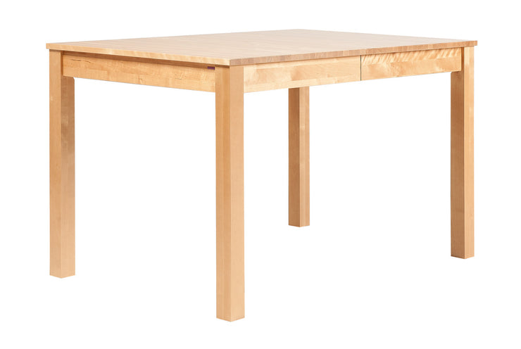 Koivunvärinen Sonja-ruokaryhmän pöytä on 120 x 80 cm ilman jatkoa. Pöytää saa jatkettua keskeltä 40 cm jatkopalan avulla.
