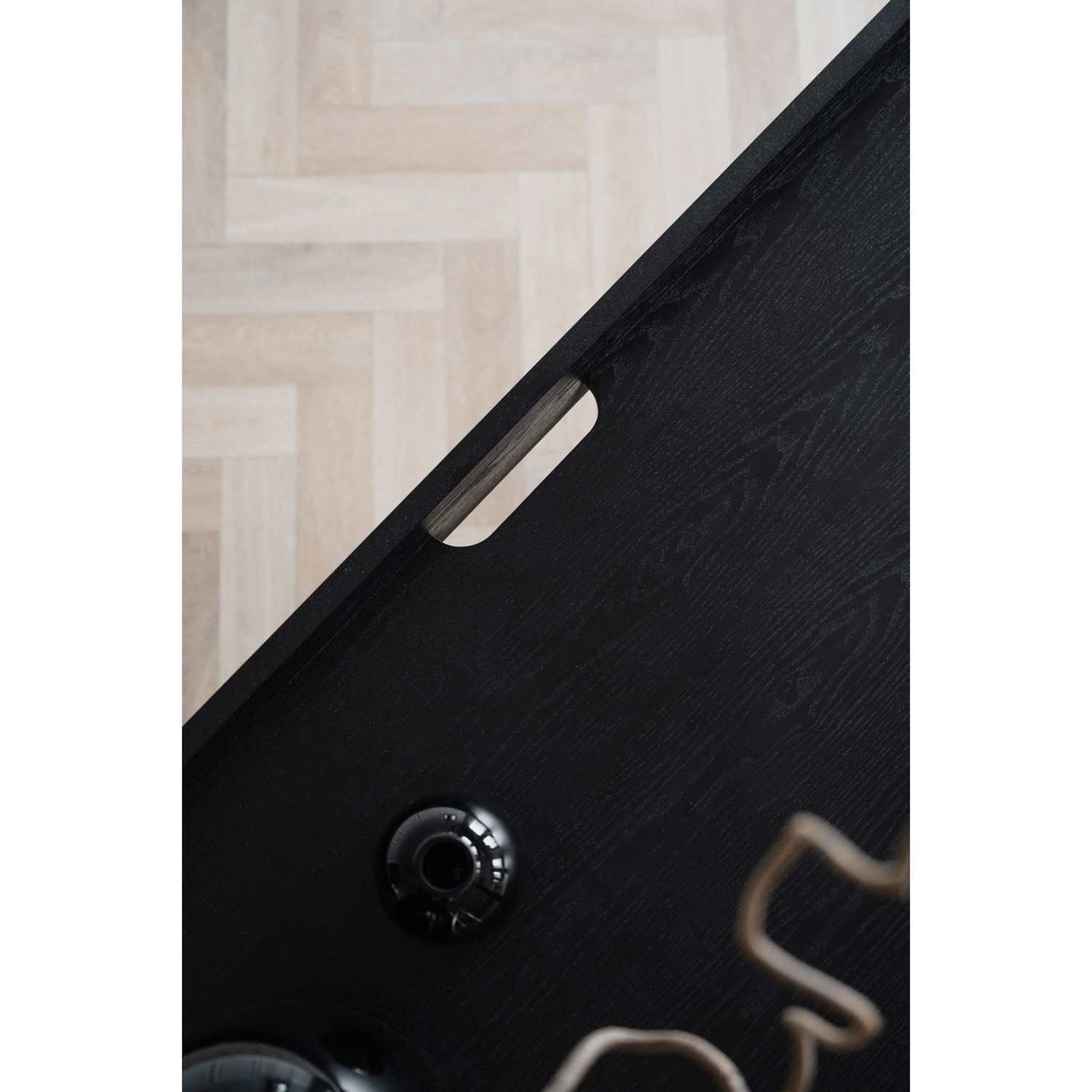 Springdale-työpöydän kannessa on aukko esimerkiksi tietokoneen johdoille.