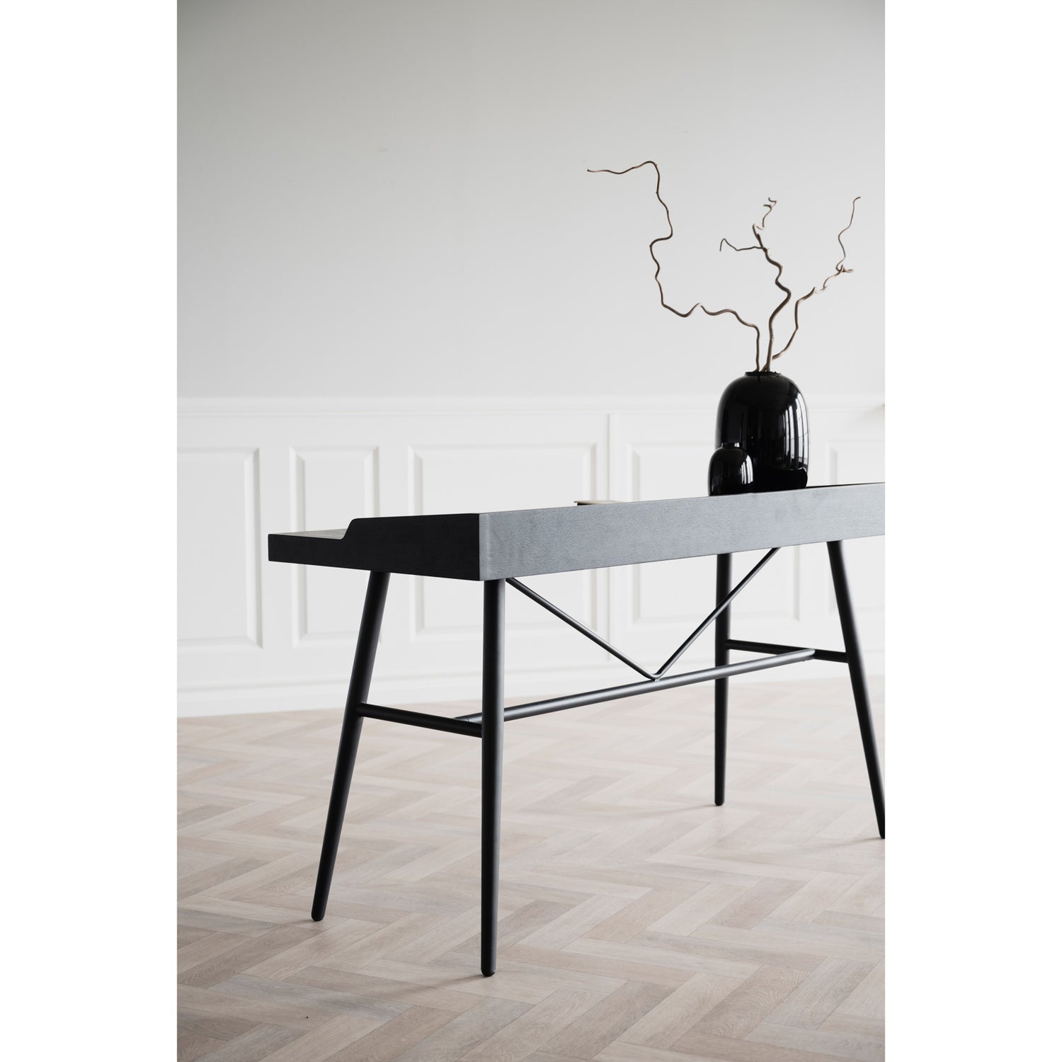 Musta Springdale-työpöytä 140 cm.