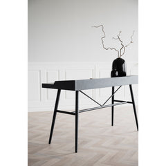 Musta Springdale-työpöytä 140 cm.