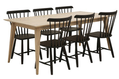 Valkotammenvärinen Staden-ruokapöytä 180 x 100 cm. Kuvassa on lisäksi savutammenväriset Enni-pinnatuolit.