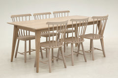 Valkotammenvärinen Staden-ruokapöytä 180 x 100 cm. Kuvassa on lisäksi valkotammenväriset Enni-pinnatuolit.