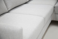 Lähikuva Stockholm-avokulmavuodesohvan vaaleanharmaasta Stark 607 -verhoilusta ja oikeanpuoleisesta kulmasta.