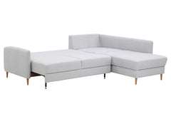 Kuvassa on Stockholm-kulmavuodesohva vaaleanharmaalla Stark 607 -kankaalla ja oikeanpuoleisella avokulmaosalla Easy Deluxe -vuodemekanismi avattuna.