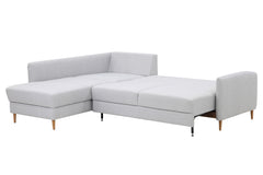 Kuvassa on Stockholm-kulmavuodesohva vaaleanharmaalla Stark 607 -kankaalla ja vasemmanpuoleisella avokulmaosalla Easy Deluxe -vuodemekanismi avattuna.