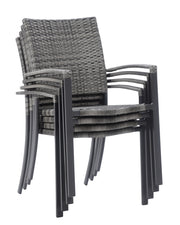 Suvi Kevyt -tuolit ovat pinoutuvia, jolloin niiden säilytys onnistuu pienessäkin tilassa.