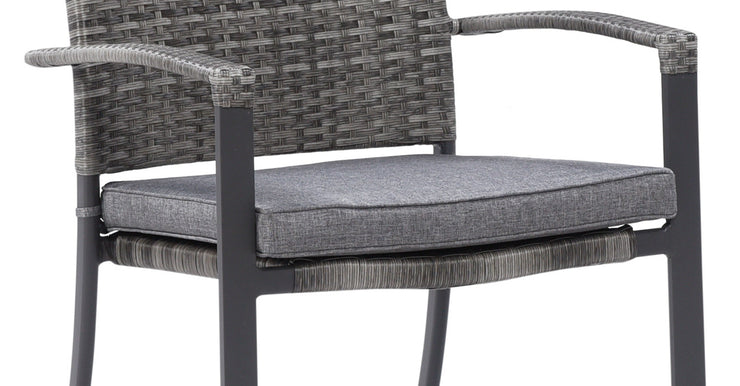 Suvi Kevyt -tuolin istuinpehmuste kiinnitetään naruilla tuolin jalkoihin. Kuvassa on harmaa pehmuste ja harmaa tuoli.