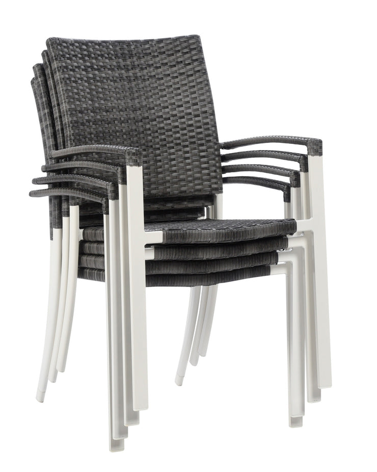 Pinoutuvat tuolit säästävät tilaa talvisäilytyksessä. Kuvassa olevat Suvi-tuolit värissä valkoinen-harmaa.