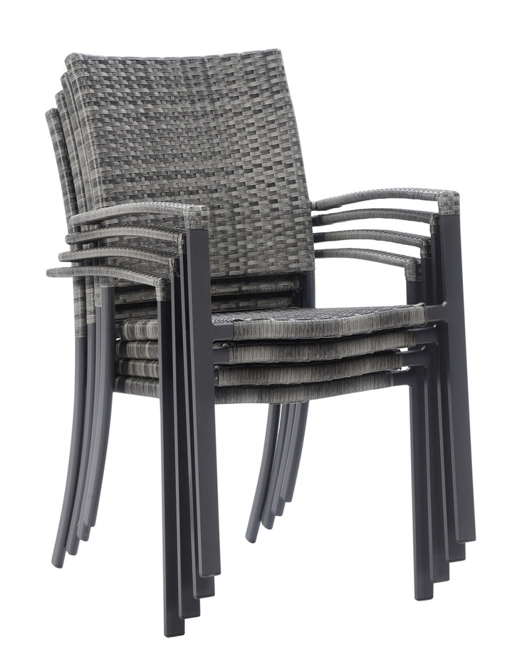 Suvi Kevyt -tuolit ovat pinoutuvia, jolloin niiden säilytys onnistuu pienessäkin tilassa. Kuvassa harmaat tuolit.