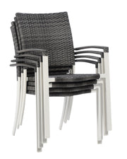 Suvi Kevyt -tuolit ovat pinoutuvia, jolloin niiden säilytys onnistuu pienessäkin tilassa. Kuvan tuolien väri on valkoinen/harmaa.
