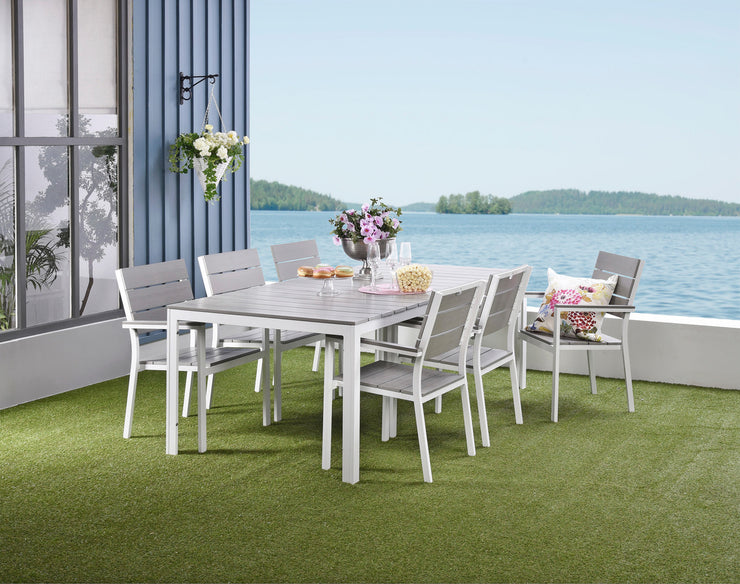 Valkoinen/harmaa Suvi Aintwood -ruokapöytä koossa 200 x 90 cm yhdistettynä Suvi Aintwood -tuolien kanssa.