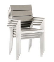 Suvi Aintwood -tuolit voidaan pinota ja näin säästää tilaa talvisäilytyksessä. Kuvan tuolien väri valkoinen/harmaa.