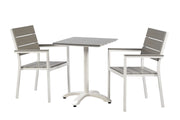 Suvi Cafe -ruokapöytä 60 x 60 cm ja kaksi Suvi Aintwood -tuolia. Kuvan pöytäryhmän väri on valkoinen/harmaa, jossa on valkoiset alumiinirungot ja harmaat Aintwood-osat.