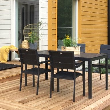 Kuvassa mustat Suvi Aintwood -tuolit yhdessä Suvi Aintwood -pöydän kanssa Tuusulan asuntomessuilla 2020.