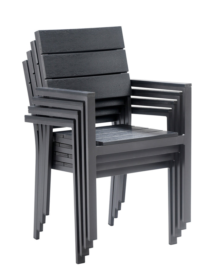 Suvi Aintwood -tuolit voidaan pinota ja näin säästää tilaa talvisäilytyksessä. Kuvan tuolien väri musta.