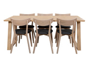 Swing-sarjan ruokailuryhmän valkovahattu koivupöytä on 190 x 90 cm kokoisella kannella ja yhtenäisillä viistejaloilla. Valkotammenvärisissä Ami-tuoleissa on harmaa kangasverhoiltu istuinosa.