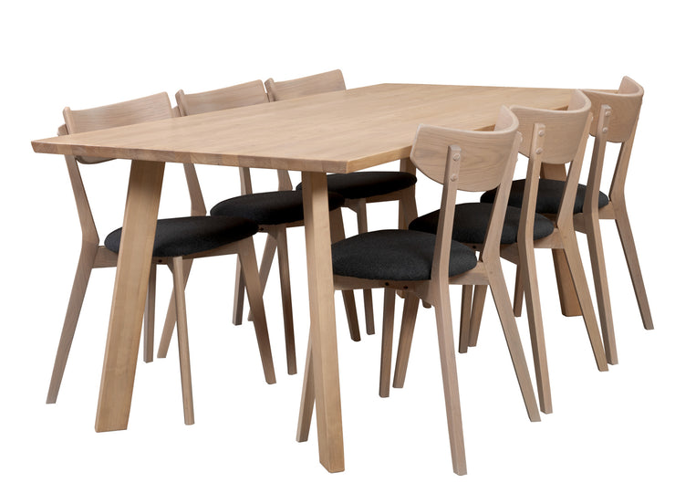 Swing-sarjan ruokailuryhmän valkovahattu koivupöytä on 190 x 90 cm kokoisella kannella ja vinoilla yksittäisillä puujaloilla. Valkotammenvärisissä Ami-tuoleissa on harmaa kangasverhoiltu istuinosa.