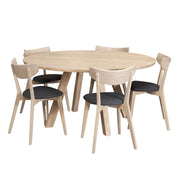 Kuvassa on Ø 150 cm Swing-ruokapöytä viiden Rowicon Ami-tuolin kanssa. Ami-tuoleissa on harmaa verhoiltu istuinosa.