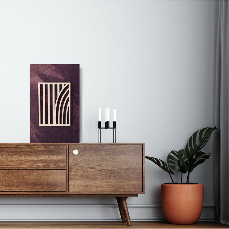 Koivuiset Taipuva Metsä -akustiikkataulu on tyylikäs ja moderni sisustuselementti, joka auttaa lisäksi luomaan miellyttävän äänitason huoneeseen. Vaalea koivu violetilla taustalla muodostaa hienon kontrastin.