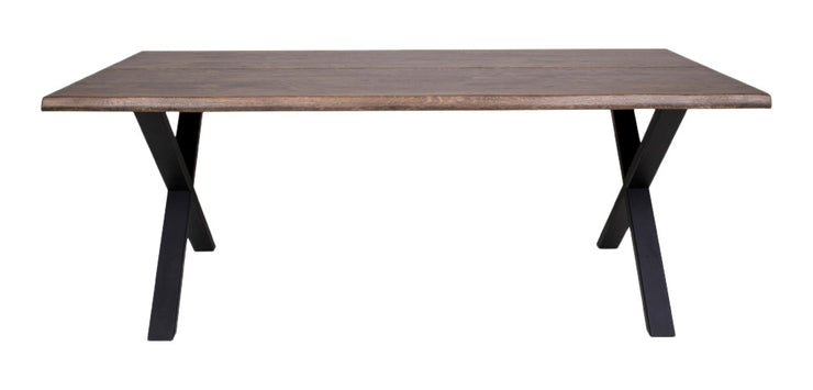 Tammisaari-pöydässä on mustat metalliset ristikkojalat. Kuvan pöydän koko 200 x 95 cm.