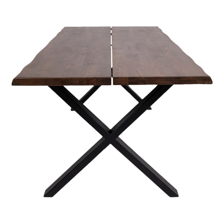 Tammisaari-pöydän kansi on valmistettu kahdesta leveästä tammilankusta. Kuvan pöydän koko 200 x 95 cm.