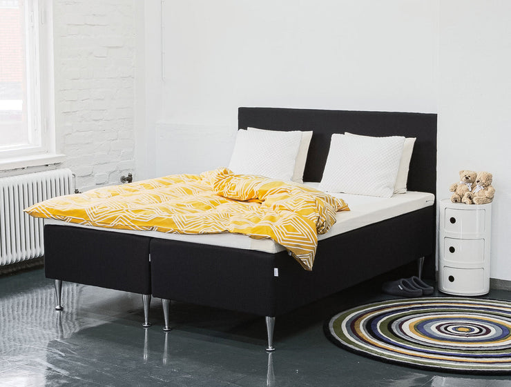 Tempur Flexible -runkopatjapaketti koossa 160 x 200 cm TEMPUR Pro Plus SmartCool -sijauspatjalla ja mustalla verhoilukankaalla ja 19 cm korkeilla Shampanja kromijaloilla. Sängynpääty ja vuodevaatteet myydään erikseen. 