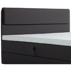 Kuvassa on 160 - 180 cm TEMPUR NORTH säätösänky grafiitinvärisellä Graphite-kangasverhoilulla ja TEMPUR Pro SmartCool -sijauspatjoilla. Sängyn sivussa on kätevä tasku kaukosäätimelle. Kuvan sängynpääty myydään erikseen.