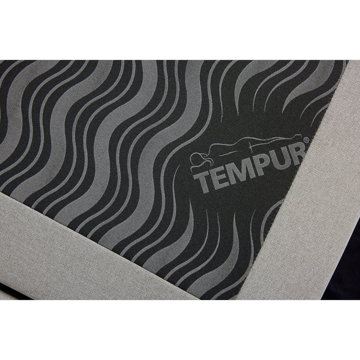 Lähikuva TEMPUR NORTH runkopatjasängyn harmaasta Ash Grey -kangasverhoilusta ja Tempur-yksityiskohdasta.