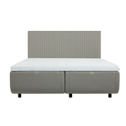 TEMPUR NORTH runkosänky hiekanvärisellä Sand -kangasverhoilulla ja TEMPUR Pro Luxe SmartCool -sijauspatjalla, sekä mustalla jalkasarjalla. Kuvan sängynpääty myydään erikseen.