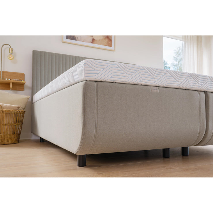 TEMPUR NORTH runkosänky harmaalla Stone Grey -kangasverhoilulla ja TEMPUR Pro SmartCool -sijauspatjalla, sekä mustalla jalkasarjalla. Kuvan sängynpääty myydään erikseen.