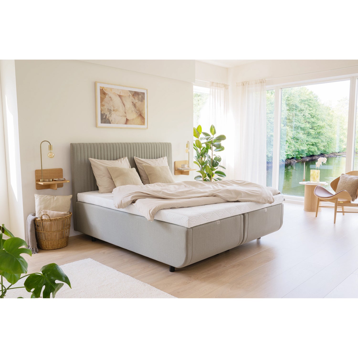 TEMPUR NORTH runkosänky harmaalla Stone Grey -kangasverhoilulla ja TEMPUR Pro SmartCool -sijauspatjalla, sekä mustalla jalkasarjalla. Kuvan sängynpääty myydään erikseen.