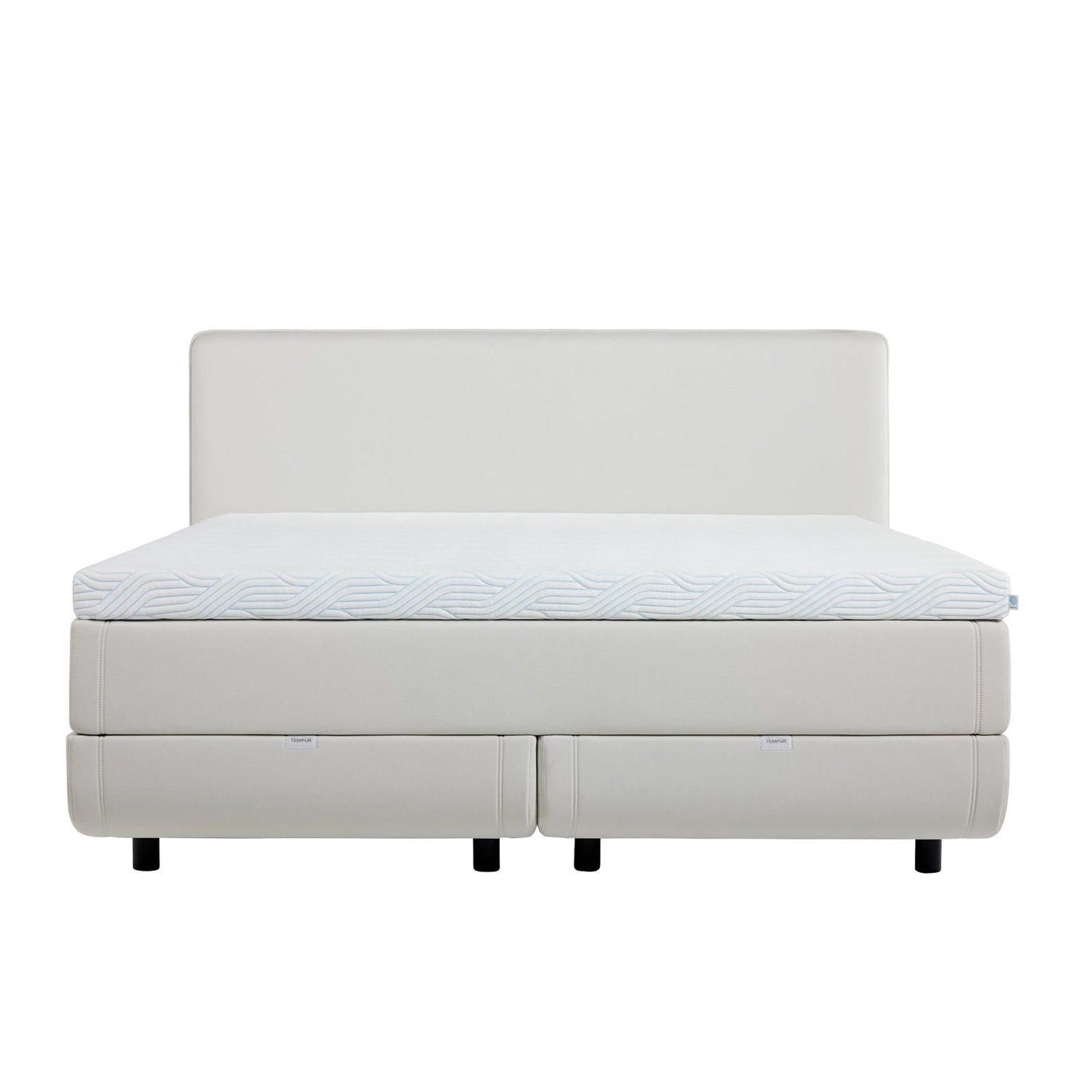 TEMPUR NORTH jenkkisänky vaalealla Ivory-kangasverhoilulla ja TEMPUR Pro SmartCool -sijauspatjalla, sekä mustalla jalkasarjalla. Kuvan sängynpääty myydään erikseen.