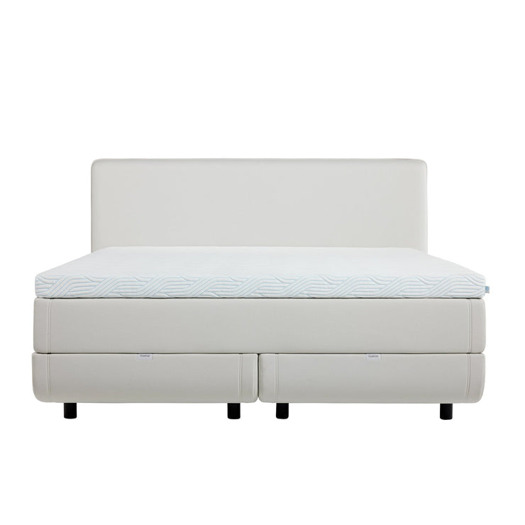 Kuvassa on 160 - 180 cm TEMPUR NORTH jenkkisänky vaalealla Ivory-kangasverhoilulla ja TEMPUR Pro SmartCool -sijauspatjalla, sekä mustalla jalkasarjalla. Kuvan sängynpääty myydään erikseen.
