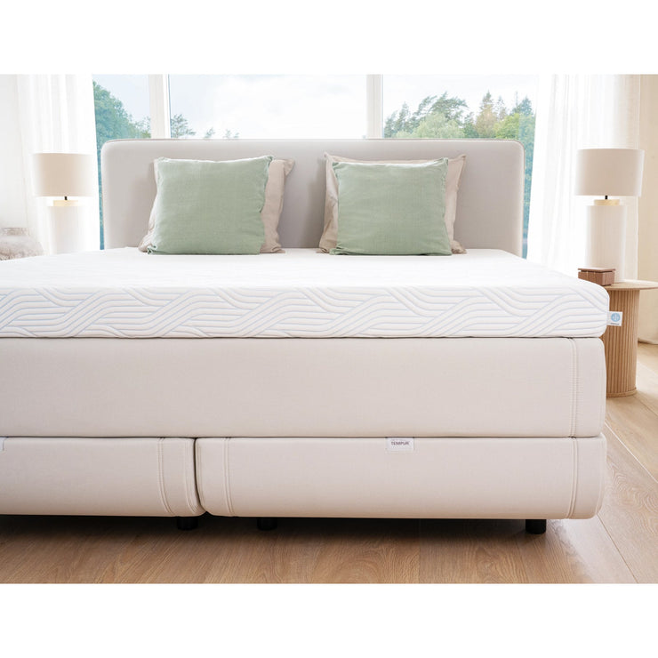 Kuvassa on 160 - 180 cm TEMPUR NORTH jenkkisänky vaalealla Ivory-kangasverhoilulla ja TEMPUR Pro SmartCool -sijauspatjalla, sekä mustalla jalkasarjalla. Kuvan sängynpääty myydään erikseen.