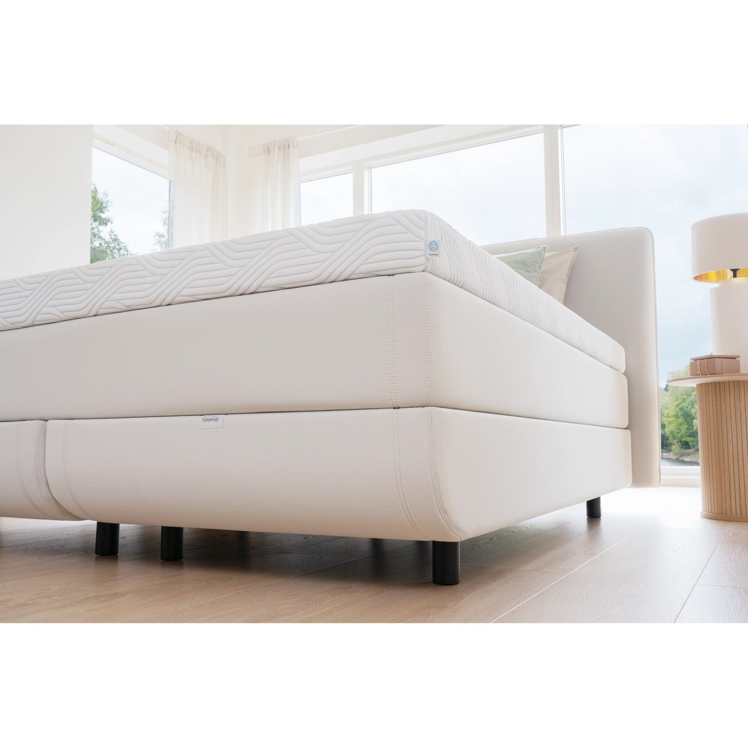 TEMPUR NORTH jenkkisänky vaalealla Ivory-kangasverhoilulla ja TEMPUR Pro SmartCool -sijauspatjalla, sekä mustalla jalkasarjalla. Kuvan sängynpääty myydään erikseen.