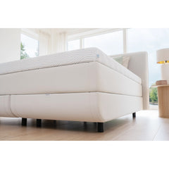Kuvassa on 160 - 180 cm TEMPUR NORTH jenkkisänky vaalealla Ivory-kangasverhoilulla ja TEMPUR Pro SmartCool -sijauspatjalla, sekä mustalla jalkasarjalla. Kuvan sängynpääty myydään erikseen.