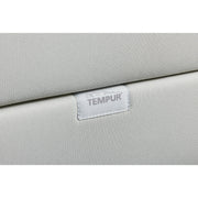 Lähikuva TEMPUR NORTH jenkkisängyn vaaleasta Ivoryn värisestä kangasverhoilusta ja Tempur-yksityiskohdasta.