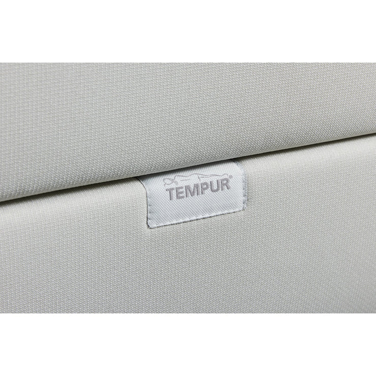 Lähikuva TEMPUR NORTH jenkkisängyn vaaleasta Ivoryn värisestä kangasverhoilusta ja Tempur-yksityiskohdasta.