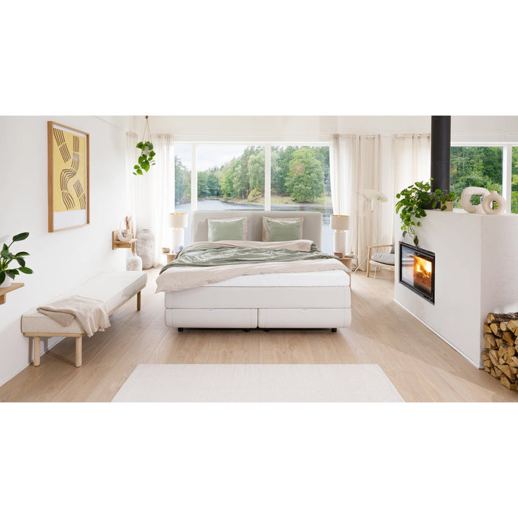 Kuvassa on 160 - 180 cm TEMPUR NORTH jenkkisänky vaalealla Ivory-kangasverhoilulla ja TEMPUR Pro SmartCool -sijauspatjalla, sekä mustalla jalkasarjalla. Kuvan sängynpääty myydään erikseen.