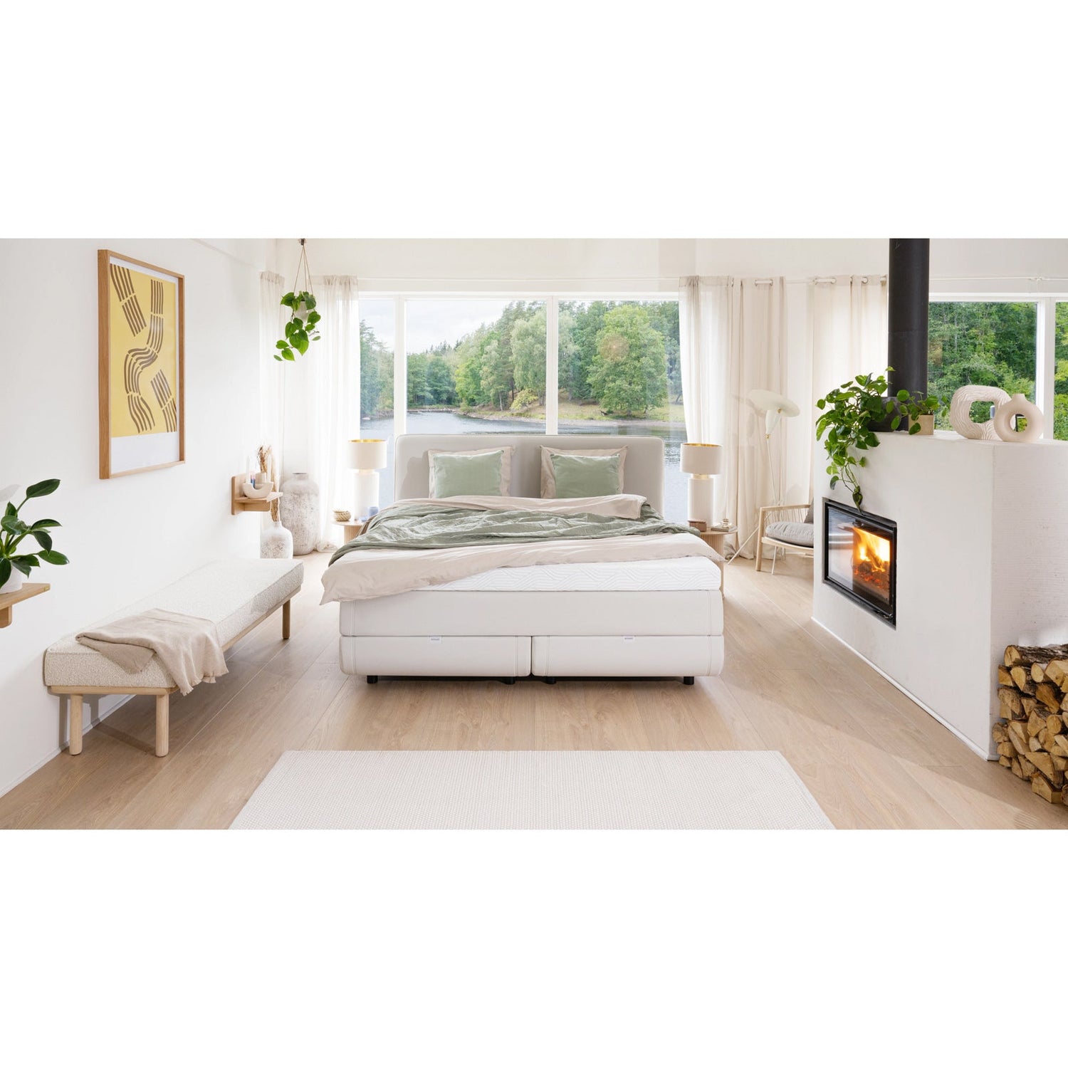 TEMPUR NORTH jenkkisänky vaalealla Ivory-kangasverhoilulla ja TEMPUR Pro SmartCool -sijauspatjalla, sekä mustalla jalkasarjalla. Kuvan sängynpääty myydään erikseen.