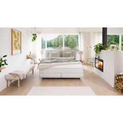 TEMPUR NORTH jenkkisänky vaalealla Ivory-kangasverhoilulla ja TEMPUR Pro SmartCool -sijauspatjalla, sekä mustalla jalkasarjalla. Kuvan sängynpääty myydään erikseen.