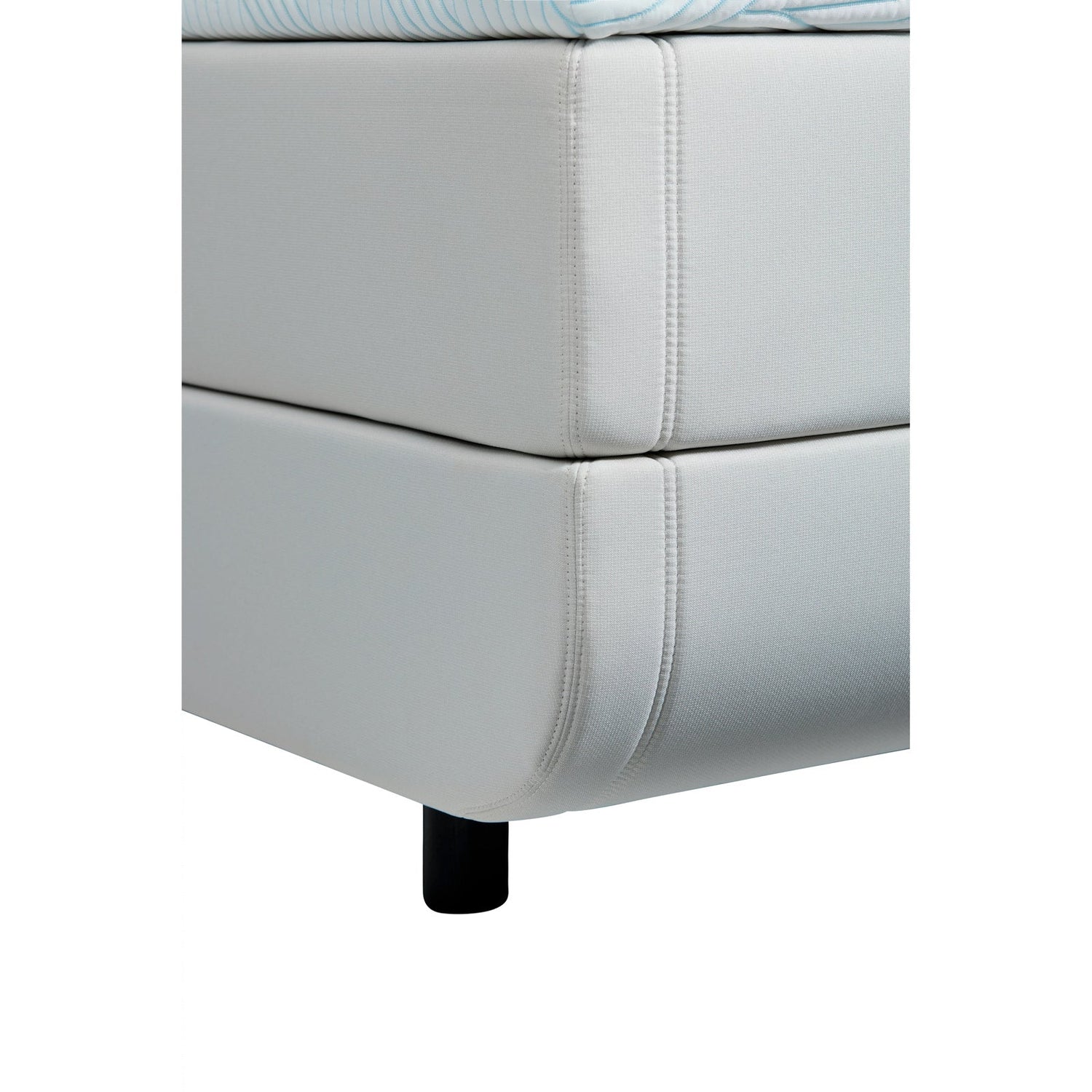 Lähikuvassa TEMPUR NORTH jenkkisängyn vaalea Ivoryn värinen kangasverhoilu ja TEMPUR Pro SmartCool -sijauspatja, sekä musta jalkasarja.