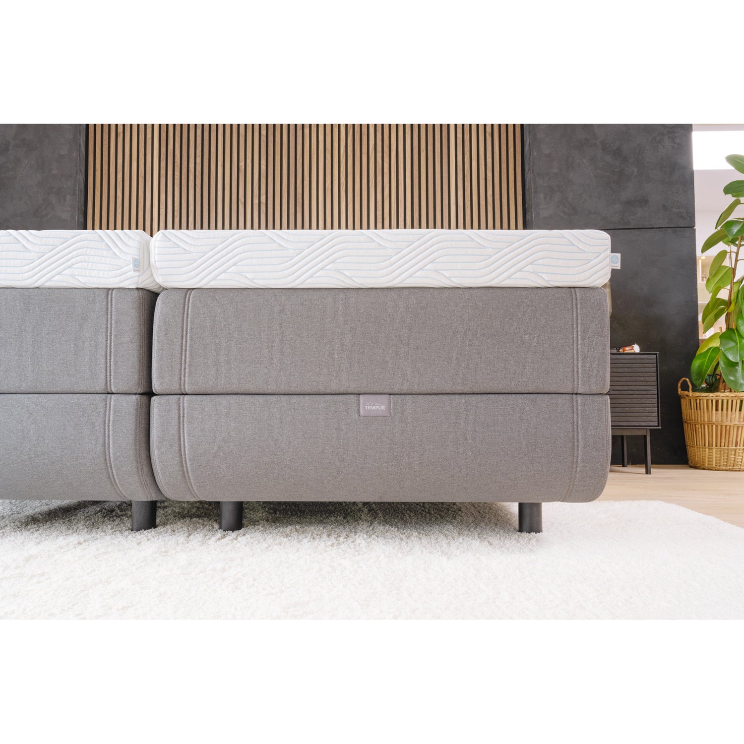 Kuvassa on 160 - 180 cm TEMPUR NORTH säätösänky harmaalla Stone Grey -kangasverhoilulla ja TEMPUR Pro SmartCool -sijauspatjoilla, sekä mustalla jalkasarjalla. Kuvan sängynpääty myydään erikseen.
