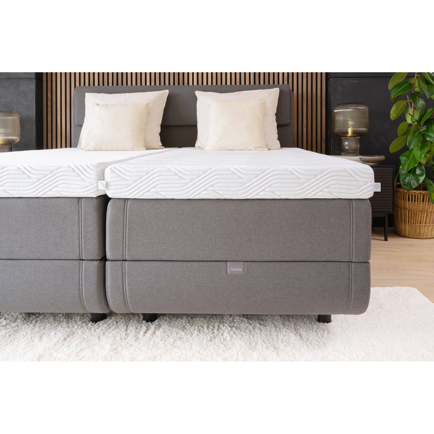 Kuvassa on 160 - 180 cm TEMPUR NORTH säätösänky harmaalla Stone Grey -kangasverhoilulla ja TEMPUR Pro SmartCool -sijauspatjoilla, sekä mustalla jalkasarjalla.Kuvan sängynpääty myydään erikseen.