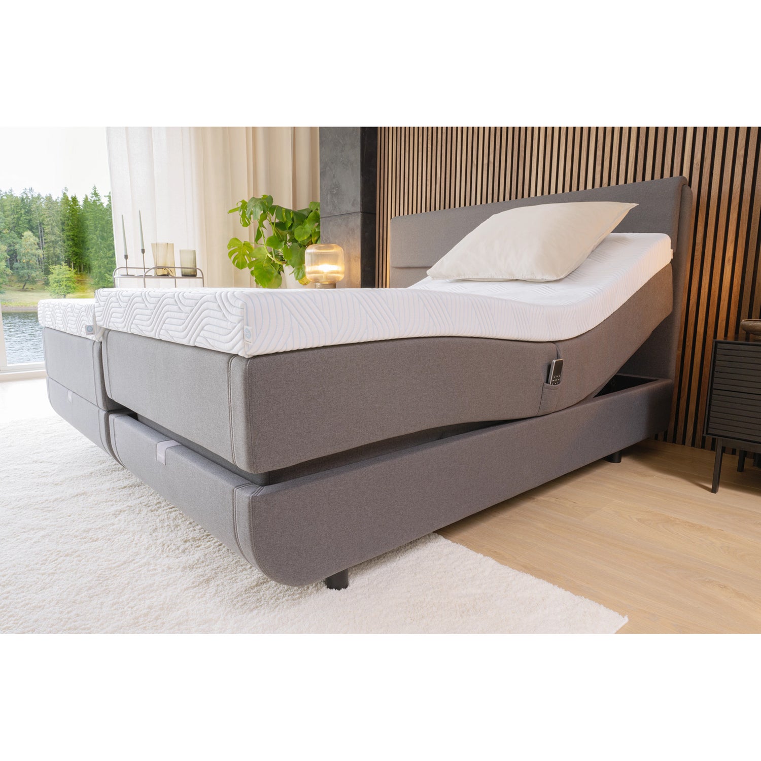 Kuvassa on 160 - 180 cm TEMPUR NORTH säätösänky harmaalla Stone Grey -kangasverhoilulla ja TEMPUR Pro SmartCool -sijauspatjoilla, sekä mustalla jalkasarjalla. Kuvan sängynpääty myydään erikseen.