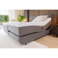 Kuvassa on 160 - 180 cm TEMPUR NORTH säätösänky harmaalla Stone Grey -kangasverhoilulla ja TEMPUR Pro SmartCool -sijauspatjoilla, sekä mustalla jalkasarjalla. Kuvan sängynpääty myydään erikseen.