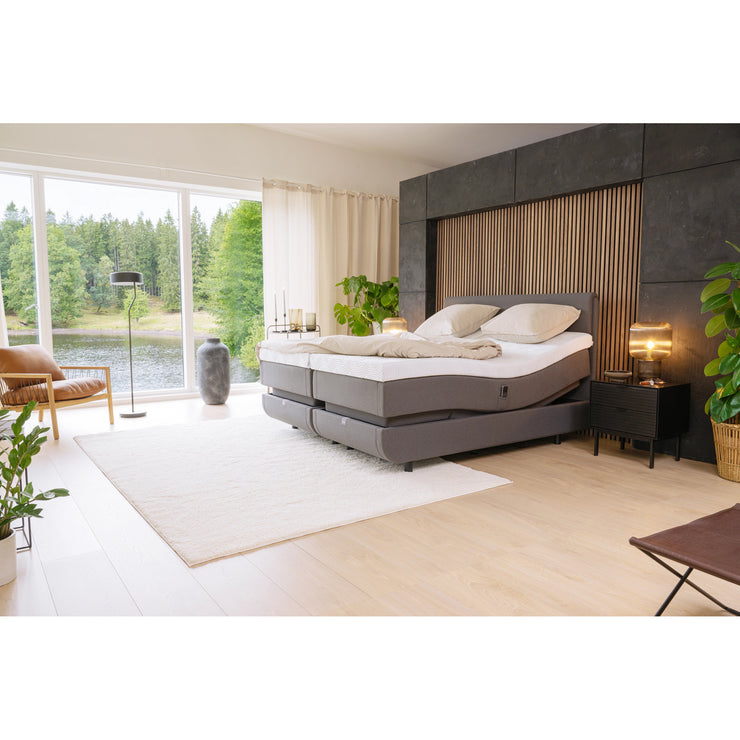 TEMPUR NORTH säätösänky harmaalla Ash Grey -kangasverhoilulla ja TEMPUR Pro SmartCool -sijauspatjoilla, sekä mustalla jalkasarjalla.Kuvassa on poikkeuksellisesti 2 säätösänkyä, jotka myydään erikseen. myös kuvan sängynpääty myydään erikseen.